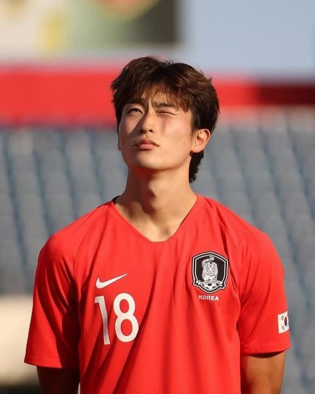  Chân dung nam thần mới của ĐT Hàn Quốc: Từng không định thành cầu thủ chuyên nghiệp, sở hữu chiều cao chuẩn siêu mẫu - Ảnh 2.