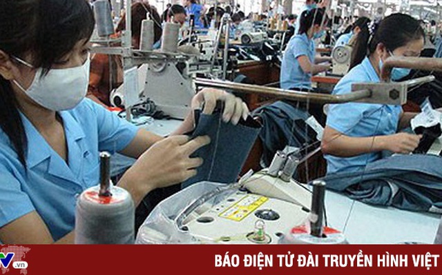 Trong bối cảnh tiêu dùng toàn cầu sụt giảm, doanh nghiệp Việt đang nỗ lực duy trì việc làm cho công nhân. Ảnh minh họa.