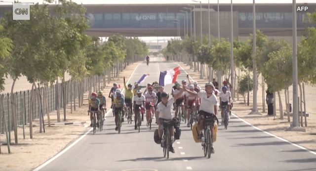 Đạp xe gần 7.000km đến Qatar xem World Cup - Ảnh 3.