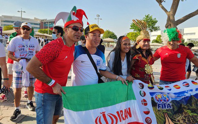 Du khách Việt cùng cổ động viên các nước ở Doha, Qatar - Ảnh: H.K.