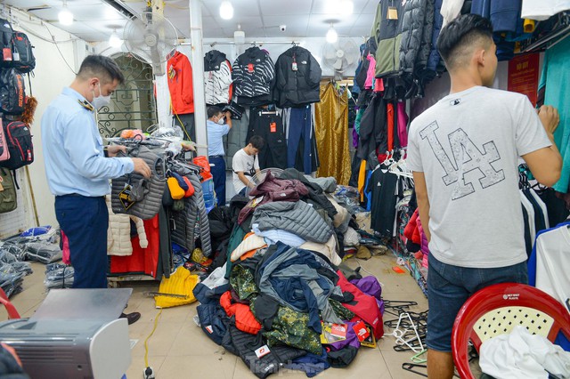 Hàng hiệu 200k, giày Nike vài trăm nghìn đồng tại chợ đêm phố đi bộ Hà Nội - Ảnh 8.