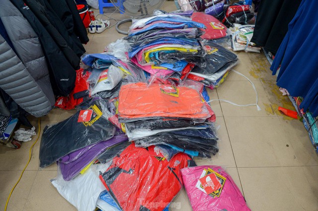 Hàng hiệu 200k, giày Nike vài trăm nghìn đồng tại chợ đêm phố đi bộ Hà Nội - Ảnh 7.
