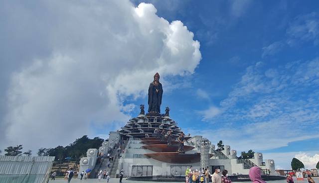 Tourists flock to Ba Den Mountain after the mysterious "flying saucer cloud" phenomenon - Photo 2.