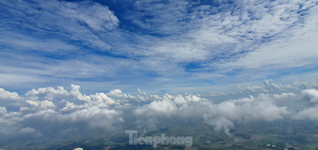 Du khách đổ về núi Bà Đen sau hiện tượng “mây đĩa bay” bí ẩn - Ảnh 1.