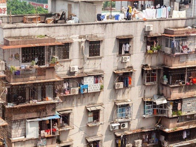 Thành phố ở Trung Quốc có nhiều tỷ phú quá cũng không tốt: Bất động sản đắt gấp 43 lần mức lương khiến 70% dân cư phải sống ở “làng trong phố” - Ảnh 2.