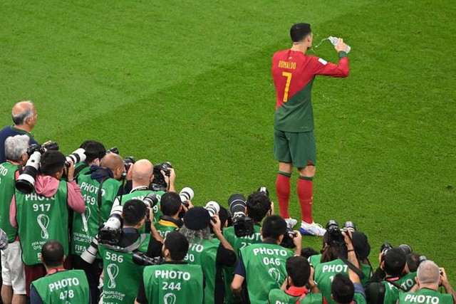 Sức hút của Ronaldo: Hàng trăm phóng viên xúm lại chụp ảnh CR7 uống nước, rửa tay - Ảnh 2.