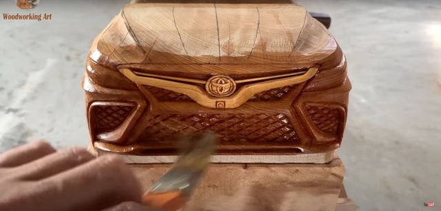 Close-up of extremely sophisticated wooden Toyota Camry by Vietnamese carpenters - Photo 3.