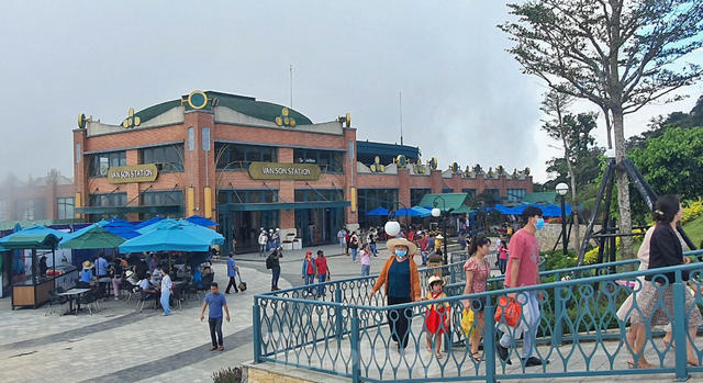 Tourists flock to Ba Den mountain after the mysterious "flying saucer cloud" phenomenon - Photo 8.