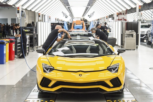 Vì sao giới siêu giàu thích 'combo xa xỉ' ngồi Lamborghini, đeo Richard Mille?