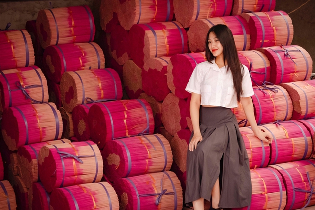 Hanoi's young people invite each other to take pictures in a 100-year-old incense village, as beautiful as Hue - Photo 20.