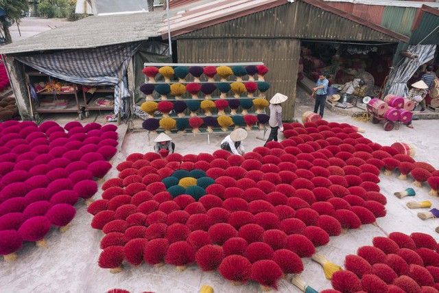 Young people in Hanoi invite each other to take photos in a 100-year-old incense village, as beautiful as Hue - Photo 8.