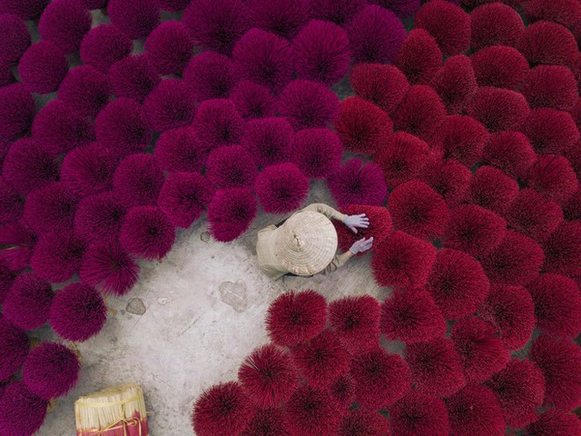 Hanoi's young people invite each other to take pictures in a 100-year-old incense village, as beautiful as Hue - Photo 18.