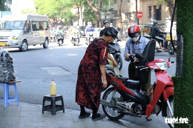 1,7km mọc gần 20 trạm xăng tự phát, người dân ‘nhắm mắt’ đổ xăng giá trên trời - Ảnh 4.