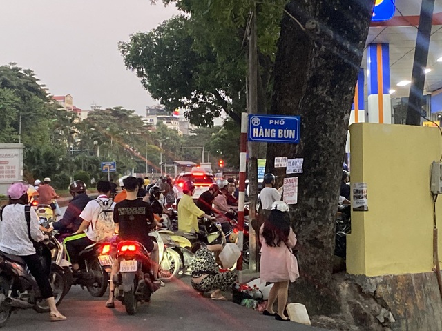 1,7km mọc gần 20 trạm xăng tự phát, người dân ‘nhắm mắt’ đổ xăng giá trên trời - Ảnh 3.