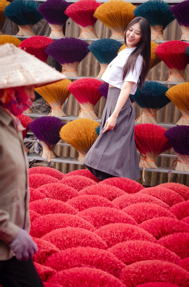 Young people in Hanoi invite each other to take pictures in a 100-year-old incense village, as beautiful as Hue - Photo 14.