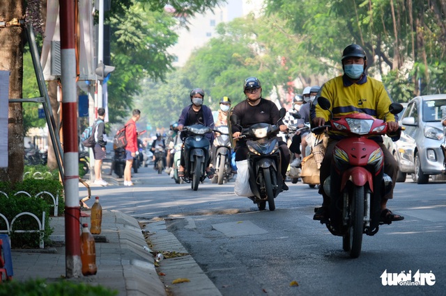 1,7km mọc gần 20 trạm xăng tự phát, người dân ‘nhắm mắt’ đổ xăng giá trên trời - Ảnh 1.