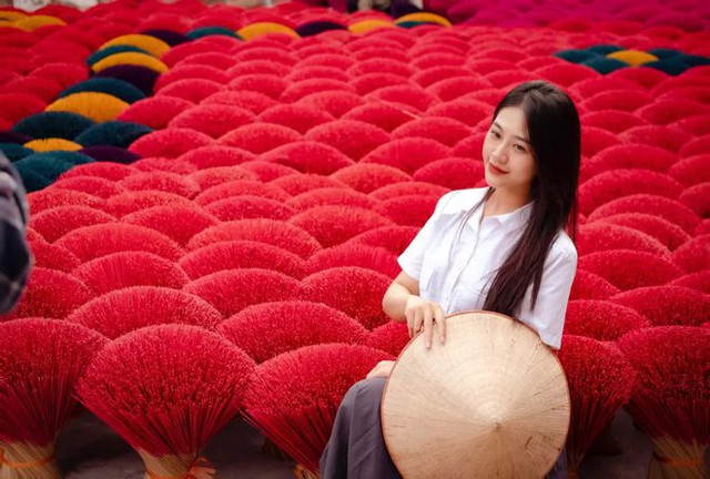 Hanoi's young people invite each other to take pictures in a 100-year-old incense village, as beautiful as Hue - Photo 12.