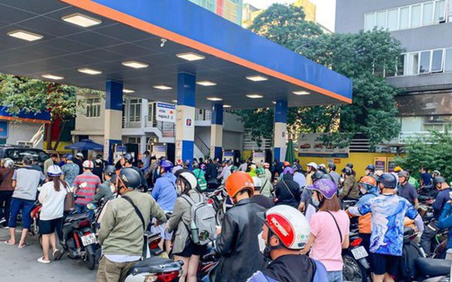 Hình ảnh đông nghẹt tại cây xăng ở Hà Nội (ảnh: Duy Phạm).