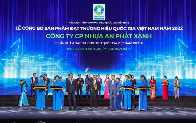 Ông Nguyễn Lê Thăng Long, Phó Tổng Giám đốc Tập đoàn An Phát Holdings (đứng giữa) nhận biểu trưng và chứng nhận Thương hiệu quốc gia Việt Nam 2022