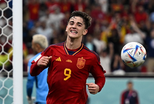 Vẻ “nam thần” của cầu thủ trẻ nhất World Cup năm nay: Là chân sút trẻ xuất sắc nhất châu Âu, nhan sắc đi đến đâu tỏa sáng đến đó - Ảnh 1.