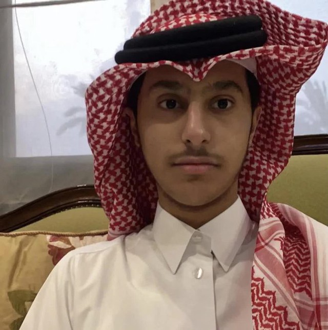 Hình ảnh đời thường như cậu bạn nhà bên của Hoàng tử bé Qatar vô tình nổi tiếng toàn mạng vì biểu cảm quá dễ thương - Ảnh 10.