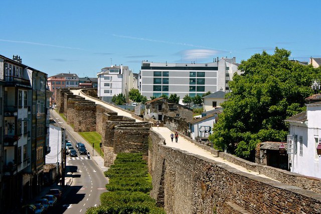 Thành phố duy nhất trên thế giới được bao quanh bởi những bức tường La Mã hoàn toàn nguyên vẹn - Ảnh 2.