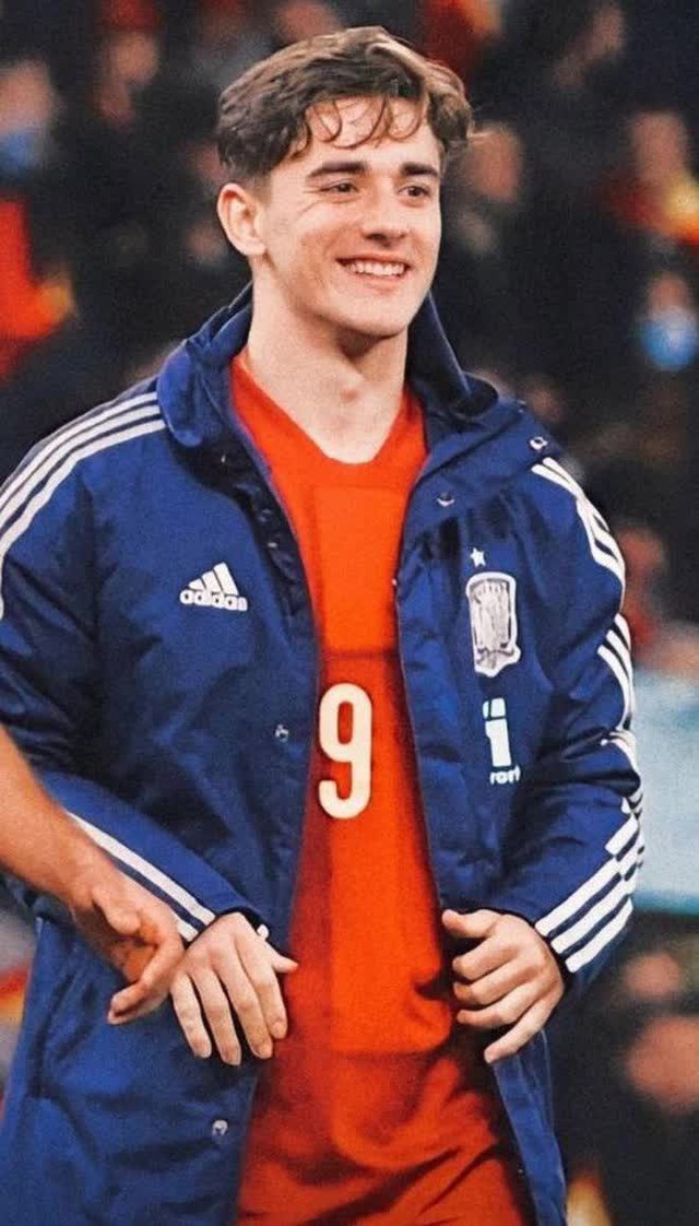 Vẻ “nam thần” của cầu thủ trẻ nhất World Cup năm nay: Là chân sút trẻ xuất sắc nhất châu Âu, nhan sắc đi đến đâu tỏa sáng đến đó - Ảnh 12.