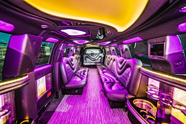 Cadillac Escalade độ limousine dài hơn 10 mét: Bên trong như phòng karaoke - Ảnh 2.