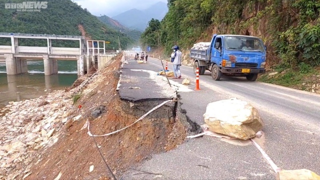 Đường hơn 700 tỷ đồng vừa thảm nhựa đã nứt gãy hàng trăm mét, chủ đầu tư nói gì? - Ảnh 1.