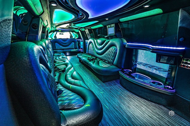 Cadillac Escalade độ limousine dài hơn 10 mét: Bên trong như phòng karaoke - Ảnh 11.