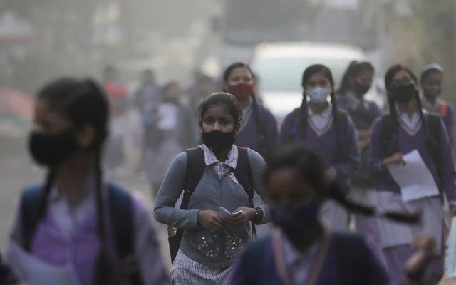 Các nữ sinh đi học ở New Delhi, Ấn Độ. Ảnh: Reuters