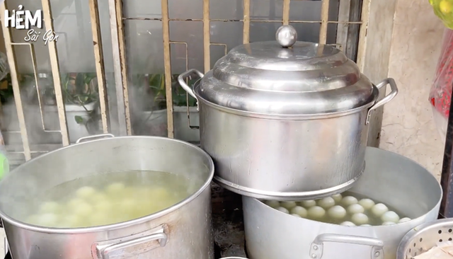 The popular restaurant with duck eggs in coconut water in District 3, Ho Chi Minh City sells thousands of eggs every day - Photo 4.