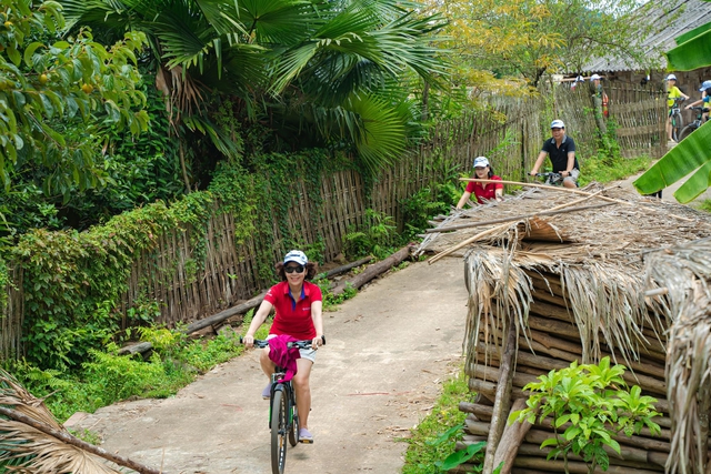 Marvel at the Dao village next to Ha Long Bay, suitable for family tourism experience - Photo 37.