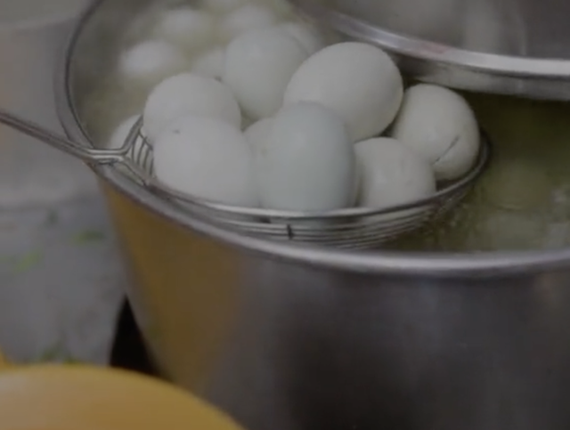 The popular popular coconut-fed duck egg shop in District 3, Ho Chi Minh City sells thousands of eggs every day - Photo 3.