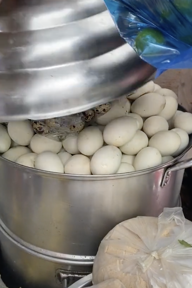 The famous popular coconut-fed duck egg shop in District 3, Ho Chi Minh City sells thousands of eggs every day - Photo 2.