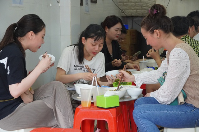 Ngan cháy tỏi hàng Lược, nơi món ăn nổi tiếng ra đời bởi bà mẹ nội trợ - Ảnh 10.