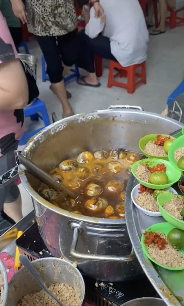 The popular restaurant with duck eggs in coconut water in District 3, Ho Chi Minh City sells thousands of eggs every day - Photo 13.