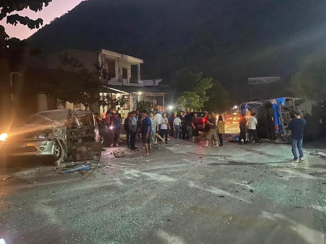 Nguyên nhân vụ lật xe khách ở Hòa Bình khiến 20 người bị thương - Ảnh 1.