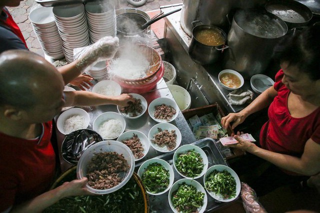 Popular dishes are extremely expensive in Hanoi but still extremely attractive - Photo 18.