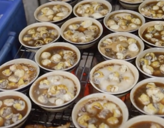 Quán trứng vịt lộn nước dừa nổi đình đám tại Quận 3, TP.HCM hôm nào cũng bán hết cả nghìn trứng - Ảnh 9.