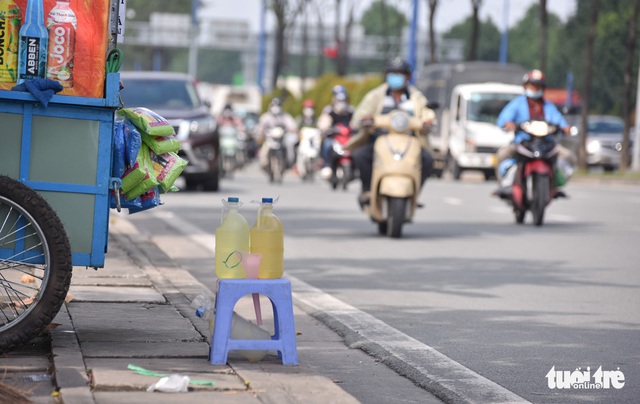 胡志明市道路沿線隨處可見磚砌加油站 - 照片 9。