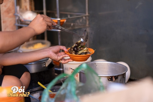  Theo chân du khách nước ngoài đi ăn ở Hà Nội: Toàn những món quen thuộc của giới trẻ Hà thành - Ảnh 21.
