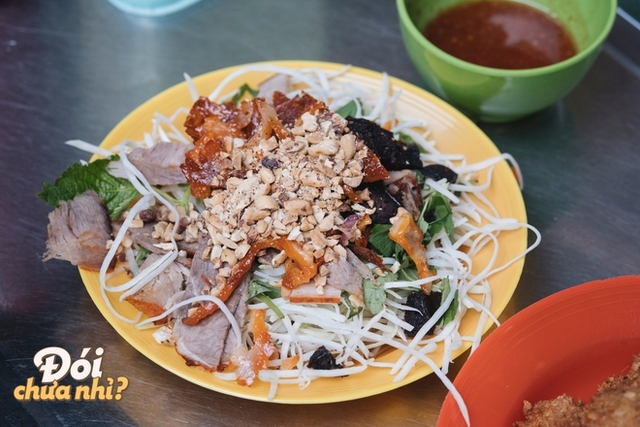  Theo chân du khách nước ngoài đi ăn ở Hà Nội: Toàn những món quen thuộc của giới trẻ Hà thành - Ảnh 14.