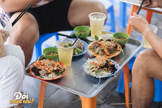  Theo chân du khách nước ngoài đi ăn ở Hà Nội: Toàn những món quen thuộc của giới trẻ Hà thành - Ảnh 13.