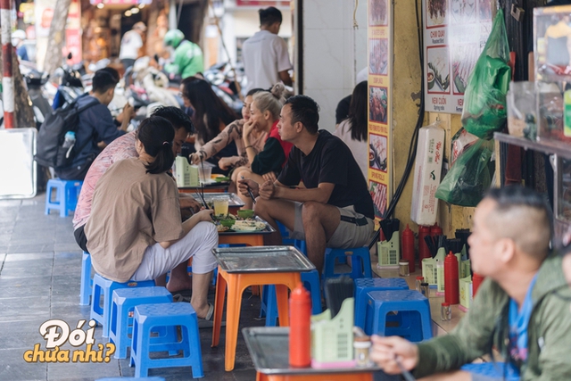  Theo chân du khách nước ngoài đi ăn ở Hà Nội: Toàn những món quen thuộc của giới trẻ Hà thành - Ảnh 12.