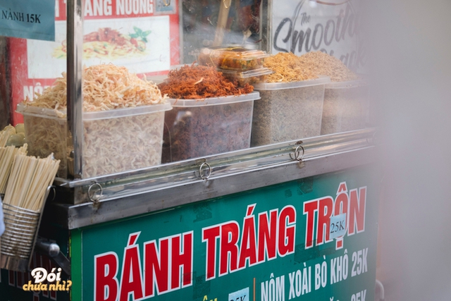  Theo chân du khách nước ngoài đi ăn ở Hà Nội: Toàn những món quen thuộc của giới trẻ Hà thành - Ảnh 4.