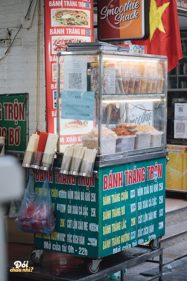  Theo chân du khách nước ngoài đi ăn ở Hà Nội: Toàn những món quen thuộc của giới trẻ Hà thành - Ảnh 3.