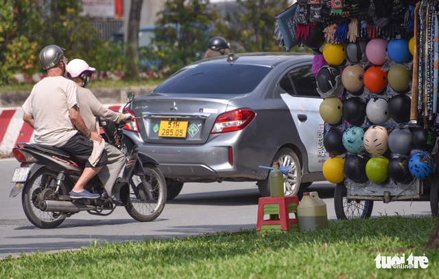 胡志明市道路沿線隨處可見磚砌加油站-照片5。