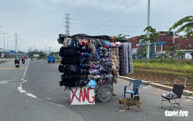 胡志明市道路沿線出現磚砌加油站 - 照片 4。