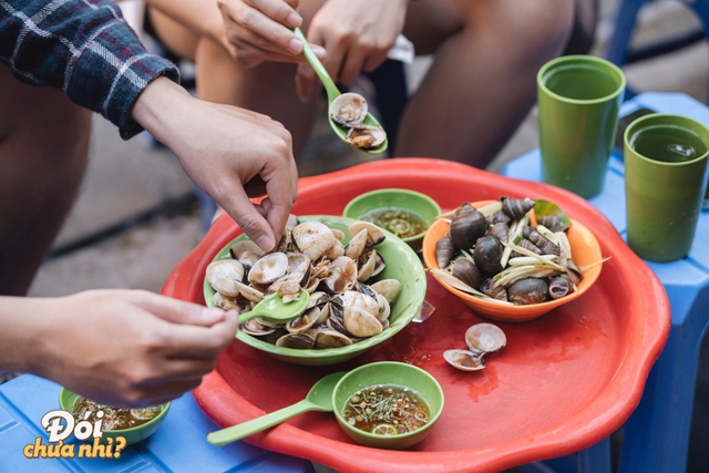 Following in the footsteps of foreign tourists eating in Hanoi: All the familiar dishes of Hanoi's youth - Photo 26.